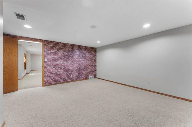2752 WOODLAND HILLS COURT, Green Bay, WI 54311