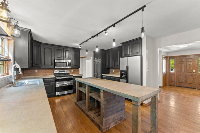 2752 WOODLAND HILLS COURT, Green Bay, WI 54311