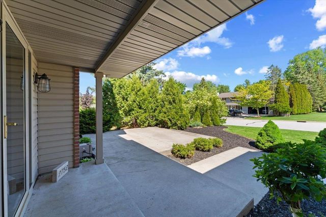 2752 WOODLAND HILLS COURT, Green Bay, WI 54311