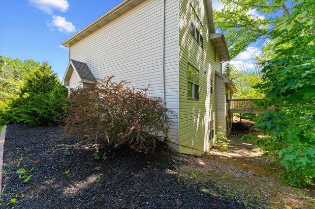2752 WOODLAND HILLS COURT, Green Bay, WI 54311