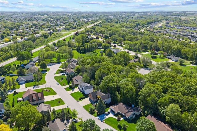2752 WOODLAND HILLS COURT, Green Bay, WI 54311