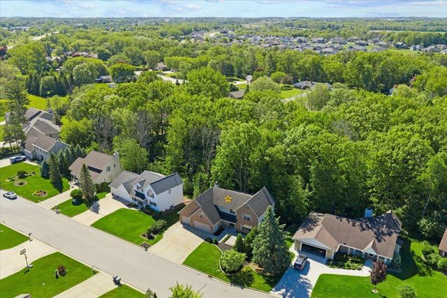 2752 WOODLAND HILLS COURT, Green Bay, WI 54311