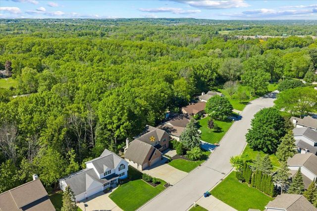 2752 WOODLAND HILLS COURT, Green Bay, WI 54311