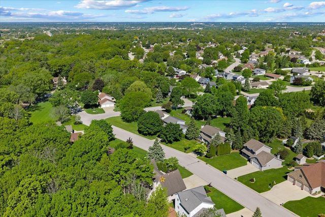 2752 WOODLAND HILLS COURT, Green Bay, WI 54311