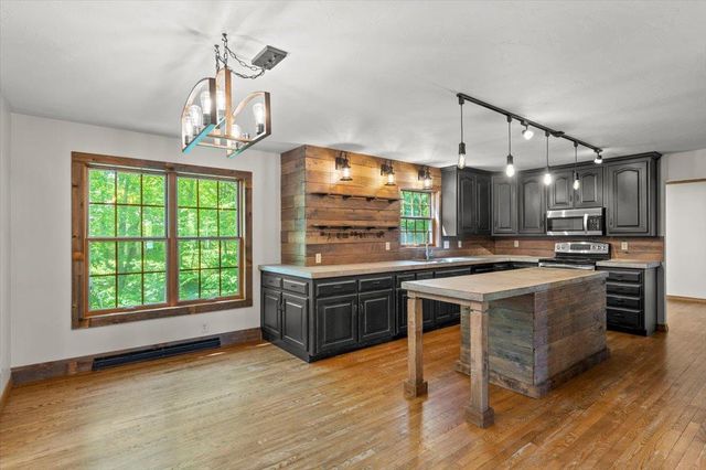 2752 WOODLAND HILLS COURT, Green Bay, WI 54311