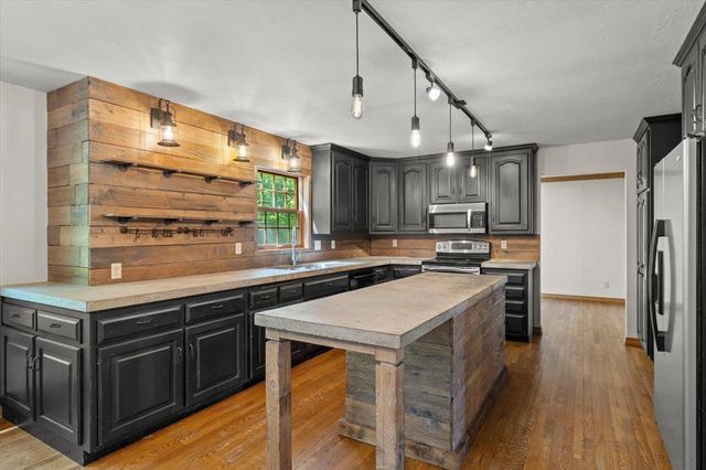 2752 WOODLAND HILLS COURT, Green Bay, WI 54311