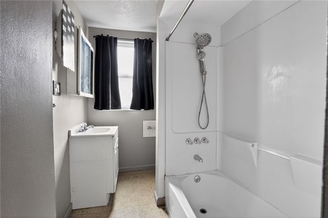 1212 Woodward Ave, Mckees Rocks, PA 15136