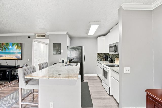 711 FOREST CLUB Drive 119, Wellington, FL 33414