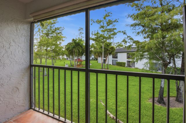 711 FOREST CLUB Drive 119, Wellington, FL 33414
