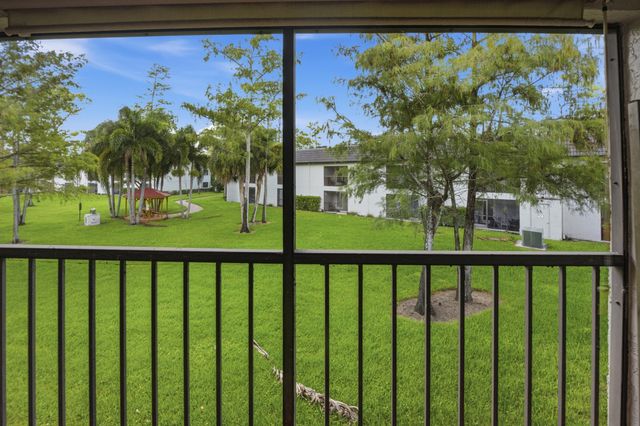 711 FOREST CLUB Drive 119, Wellington, FL 33414