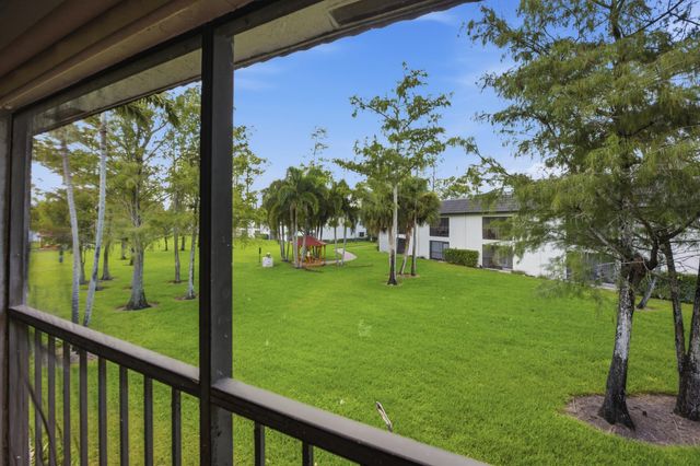 711 FOREST CLUB Drive 119, Wellington, FL 33414
