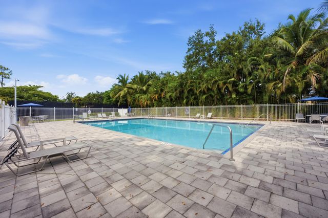 711 FOREST CLUB Drive 119, Wellington, FL 33414