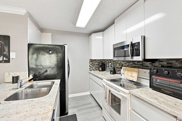 711 FOREST CLUB Drive 119, Wellington, FL 33414