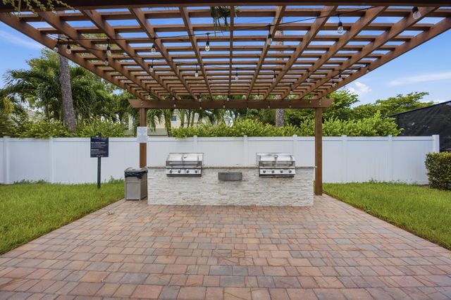 711 FOREST CLUB Drive 119, Wellington, FL 33414