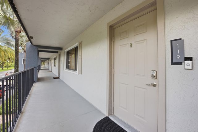 711 FOREST CLUB Drive 119, Wellington, FL 33414