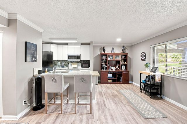 711 FOREST CLUB Drive 119, Wellington, FL 33414