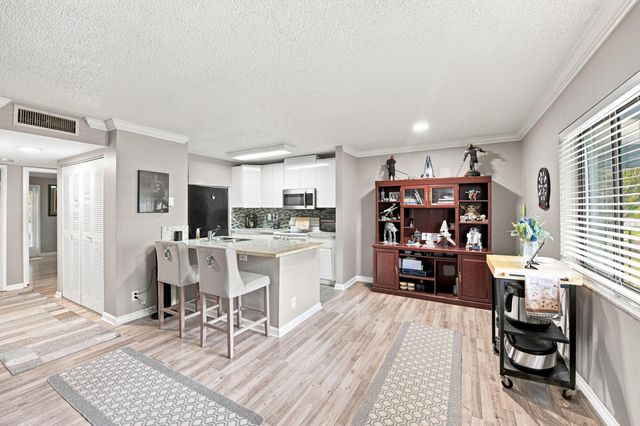 711 FOREST CLUB Drive 119, Wellington, FL 33414