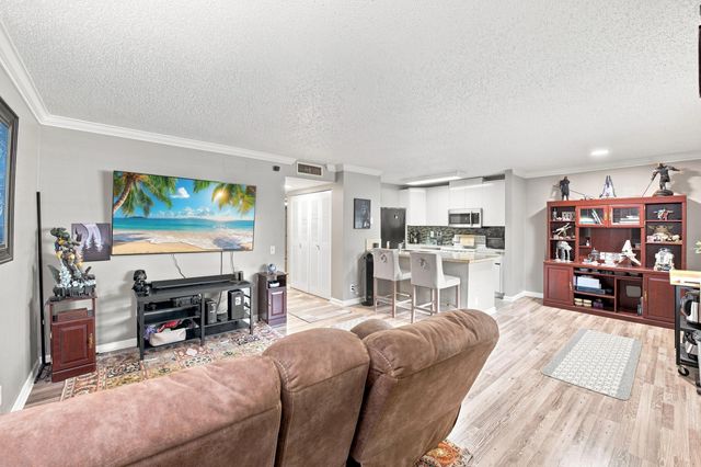 711 FOREST CLUB Drive 119, Wellington, FL 33414