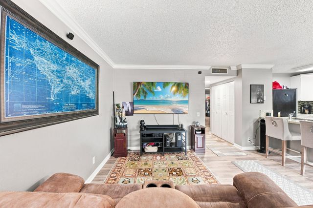 711 FOREST CLUB Drive 119, Wellington, FL 33414