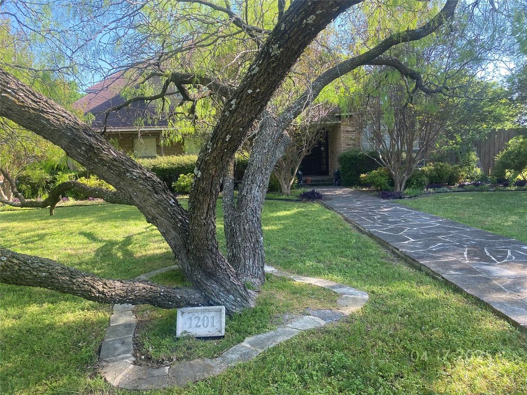 1201 Sandra Lane, Grand Prairie, TX 75052