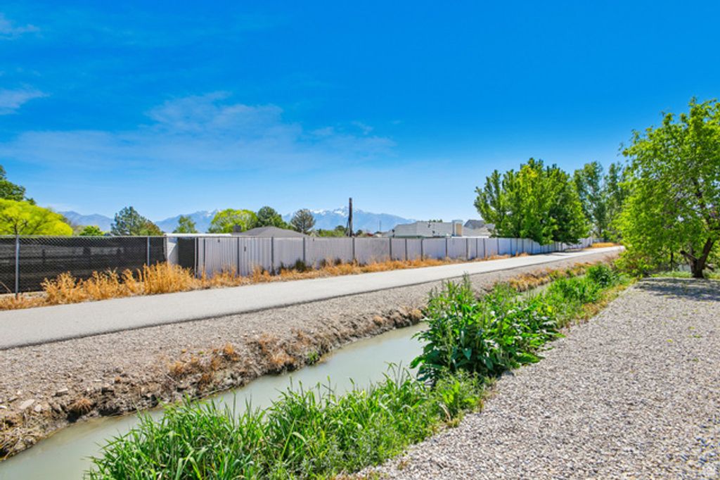 Image 24 of property listing at 10027 S BIRNAM WOODS WAY, South Jordan, UT 84009