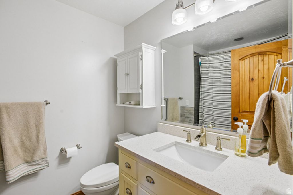 Image 8 of property listing at 10027 S BIRNAM WOODS WAY, South Jordan, UT 84009