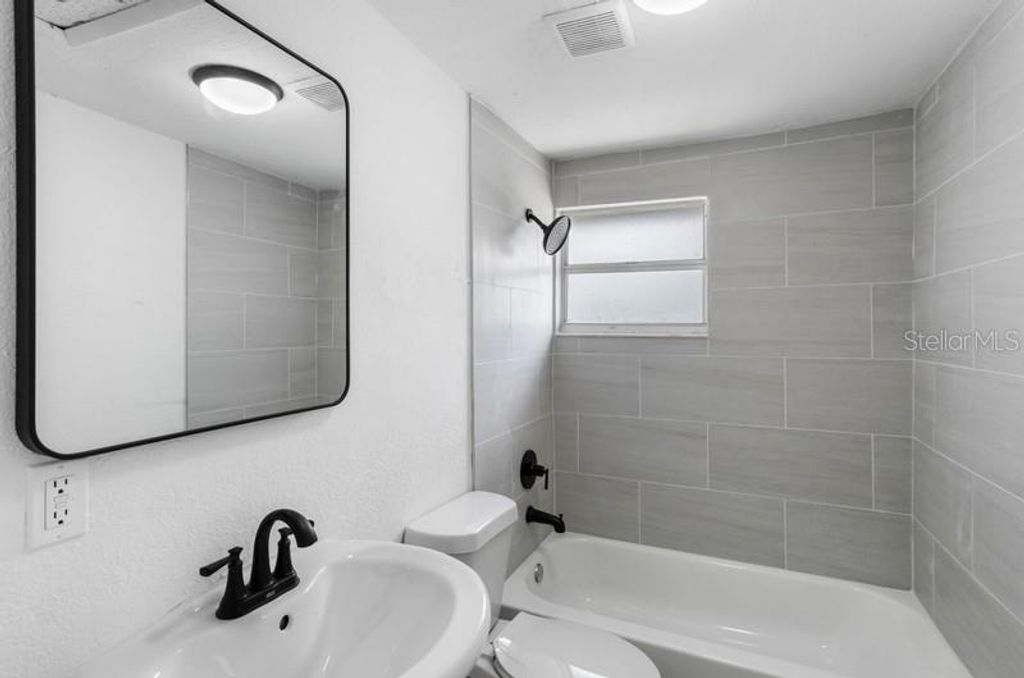 Image 11 of property listing at 12703 N 15TH ST, Tampa, FL 33612