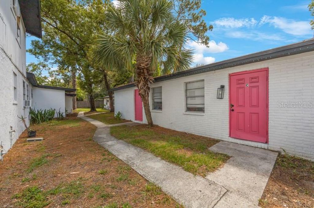 Image 3 of property listing at 12703 N 15TH ST, Tampa, FL 33612