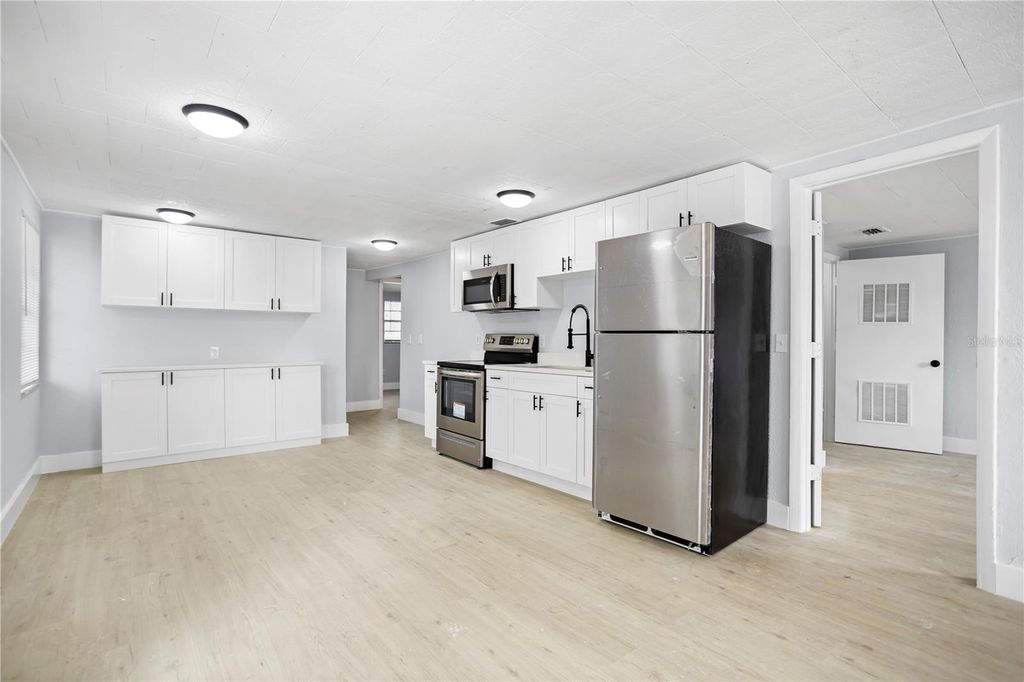 Image 5 of property listing at 12703 N 15TH ST, Tampa, FL 33612