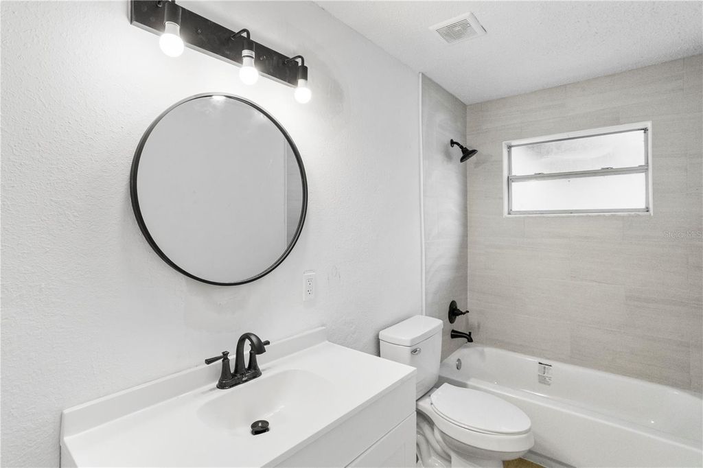 Image 7 of property listing at 12703 N 15TH ST, Tampa, FL 33612