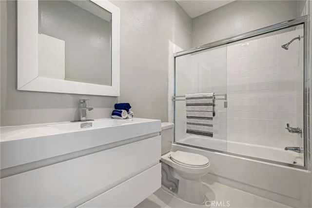 6323 Reseda Boulevard 2, Tarzana, CA 91335