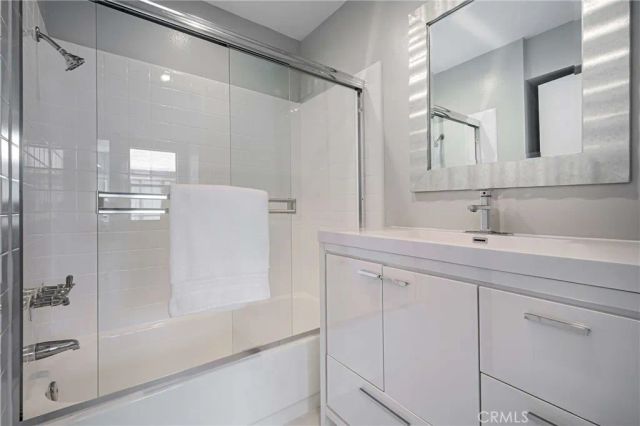 6323 Reseda Boulevard 2, Tarzana, CA 91335