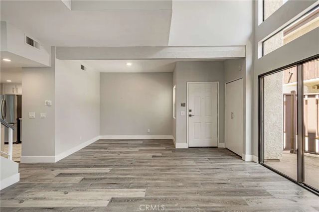 6323 Reseda Boulevard 2, Tarzana, CA 91335