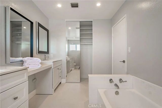 6323 Reseda Boulevard 2, Tarzana, CA 91335