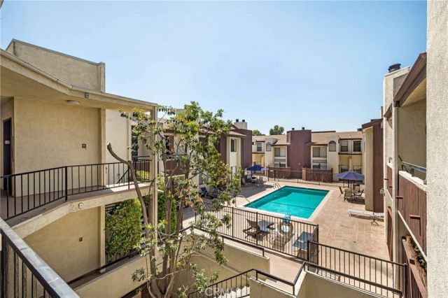 6323 Reseda Boulevard 2, Tarzana, CA 91335