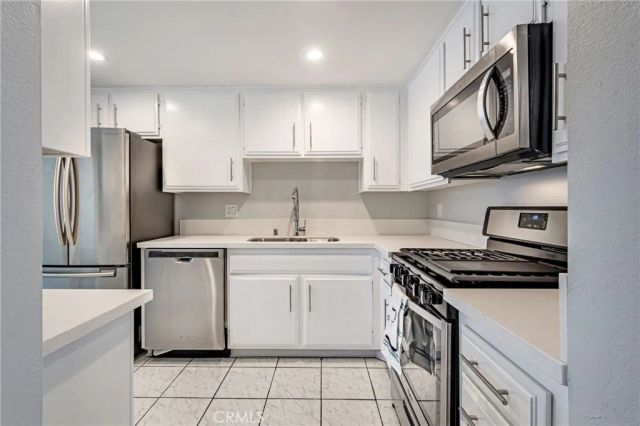 6323 Reseda Boulevard 2, Tarzana, CA 91335