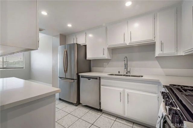 6323 Reseda Boulevard 2, Tarzana, CA 91335
