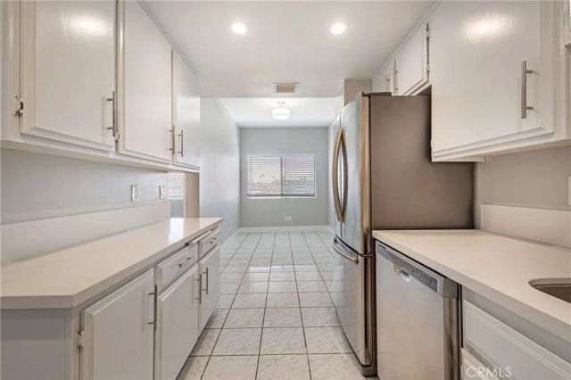 6323 Reseda Boulevard 2, Tarzana, CA 91335