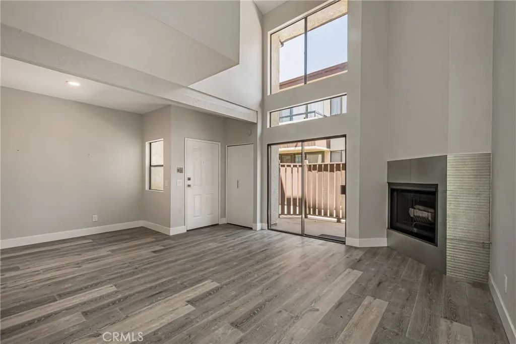 6323 Reseda Boulevard 2, Tarzana, CA 91335