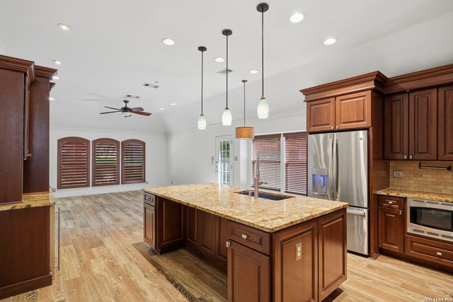 6127 OAKWOOD TRL, San Antonio, TX 78249