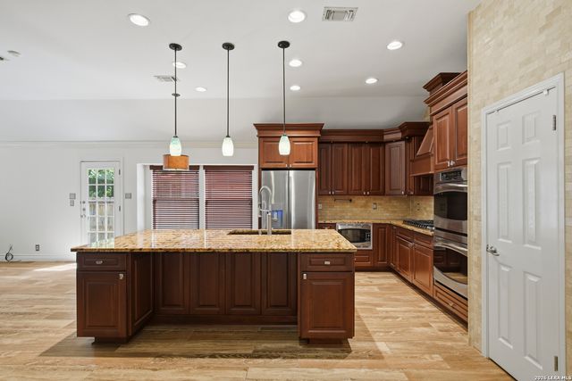 6127 OAKWOOD TRL, San Antonio, TX 78249
