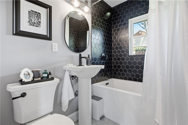 1784 Woodside Dr., Economy, PA 15003