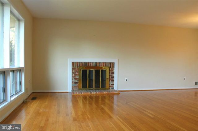 1049 BALLS HILL RD, Mclean, VA 22101