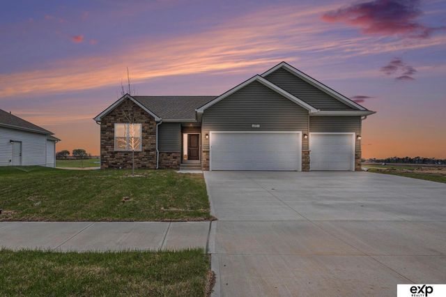 6851 Stony Point Drive, Papillion, NE 68133
