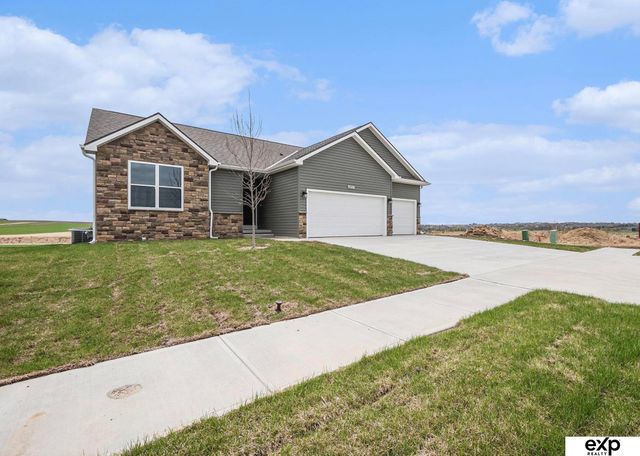 6851 Stony Point Drive, Papillion, NE 68133