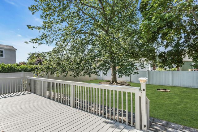 14 Prade Lane, Massapequa Park, NY 11762