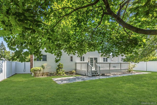 14 Prade Lane, Massapequa Park, NY 11762