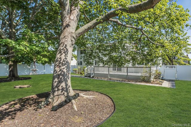 14 Prade Lane, Massapequa Park, NY 11762