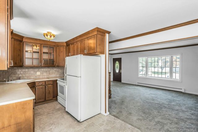 14 Prade Lane, Massapequa Park, NY 11762