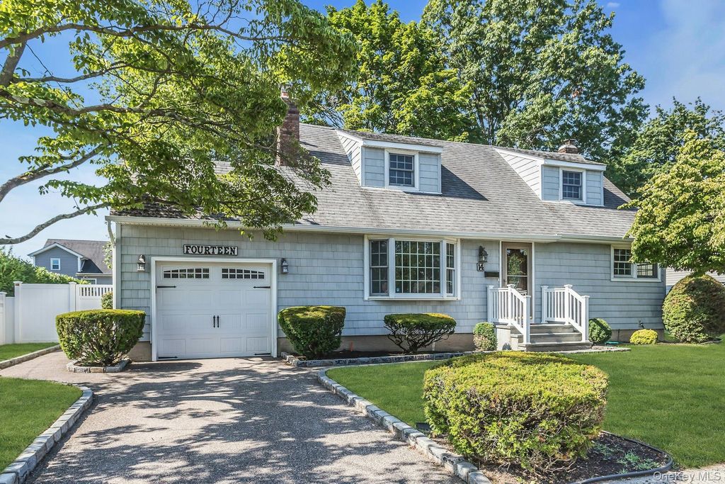 14 Prade Lane, Massapequa Park, NY 11762